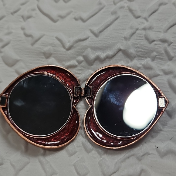 HEART SHAPED ENAMEL COMPACT WITH DUAL MIRROR 2" - Picture 4 of 8